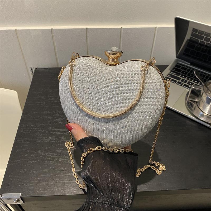 Clutch Cuore Rosa Glitterata con Catena Dorata e Chiusura Gioiello in strass