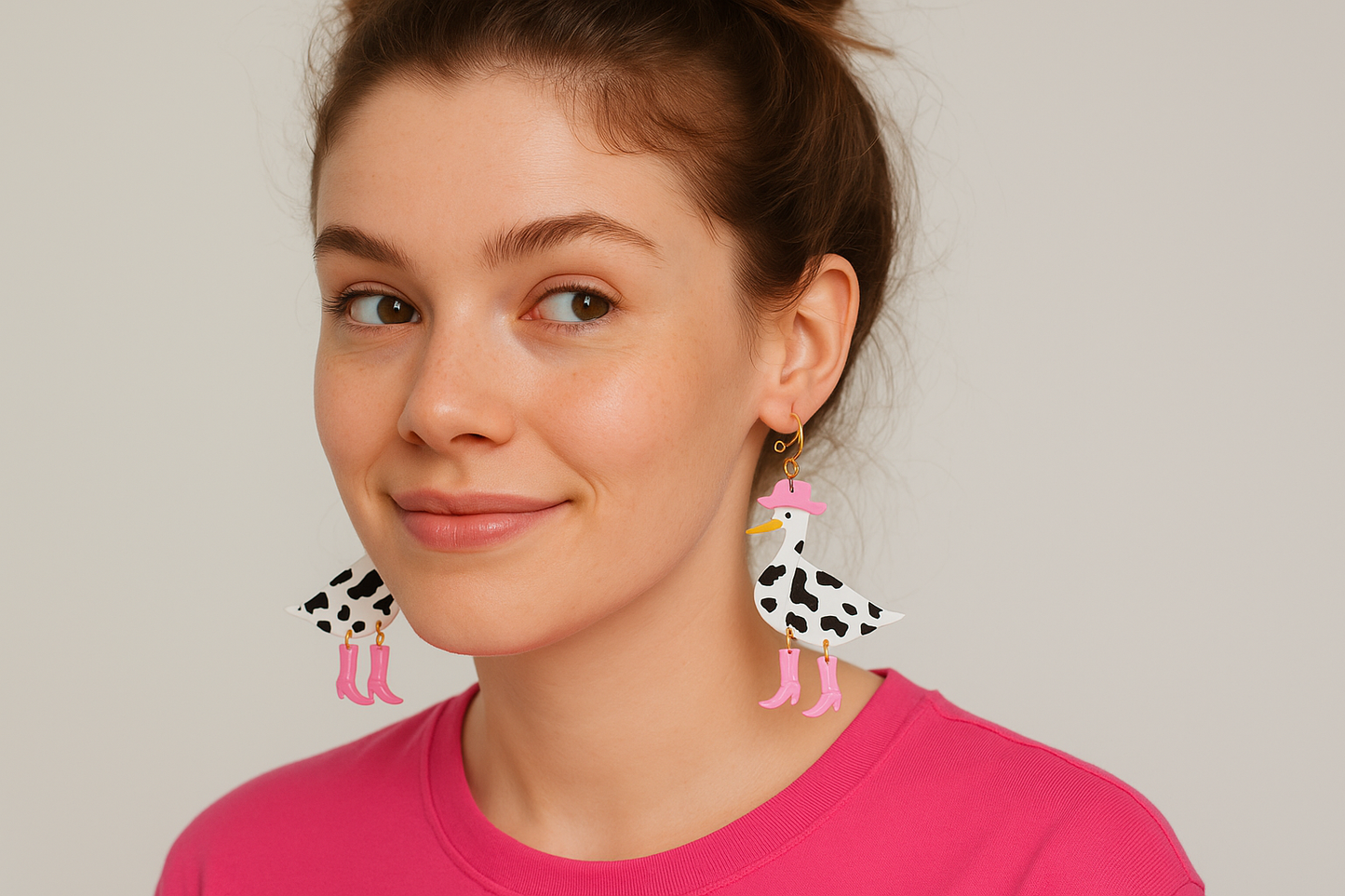 Orecchini Oca con Cappello indossati - Bijoux divertenti e ironici - Nonsolocosmesi, www.nonsolocosmesi.it