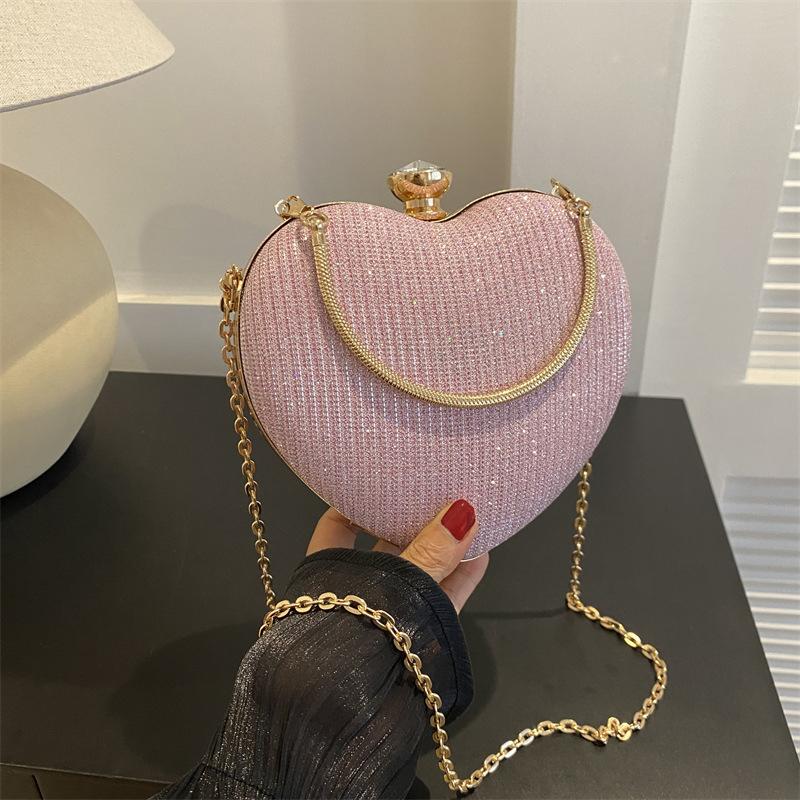 Clutch Cuore Rosa Glitterata con Catena Dorata e Chiusura Gioiello in strass