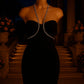 Mini abito nero elegante da donna, senza spalline, con scollo a cuore e dettagli gioiello in strass che avvolgono il busto e si collegano alla vita. Vestito da sera corto, perfetto per eventi glamour, cerimonie o party esclusivi. Design moderno e sofisticato che valorizza la figura femminile con un tocco di lusso.
