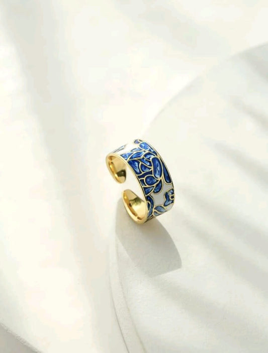 Anello Dorato con Smalto Blu e Bianco – Eleganza Artistica per le Tue Mani