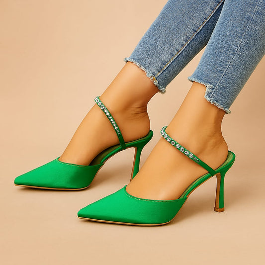 Décolleté Slingback in Raso Verde Smeraldo con Cinturino Gioiello –