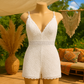 Romper Bianco in Pizzo con Scollo Profondo e Orlo a Onde