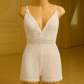 Romper Bianco in Pizzo con Scollo Profondo e Orlo a Onde